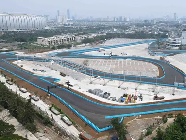 Foto udara suasana pembangunan Jakarta International E-Prix Circuit (JIEC) di kawasan Ancol, Jakarta, Rabu (11/5/2022). Pembangunan JIEC sudah mencapai 100 persen dan menyisakan pemasangan infrastruktur tambahan berupa grandstand dan jembatan penyeberangan yang ditargetkan selesai pada akhir pekan ketiga Mei. (Liputan6.com/Herman Zakharia)