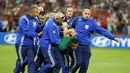 Suporter nekat Portugal berhasil diringkus petugas keamanan saat Portugal melawan Polandia pada perempat final Piala Eropa 2016 di Stade Velodrome, Marseille, (1/7/2016) dini hari WIB. (REUTERS/Kai Pfaffenbach)