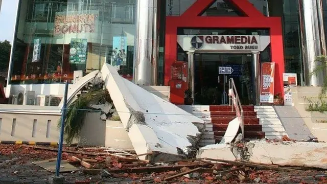 Potret lawas saat Gempa Jogja tahun 2006. (Sumber Foto oleh Anton Asmonodento via Instagram/wonderfuljogja)