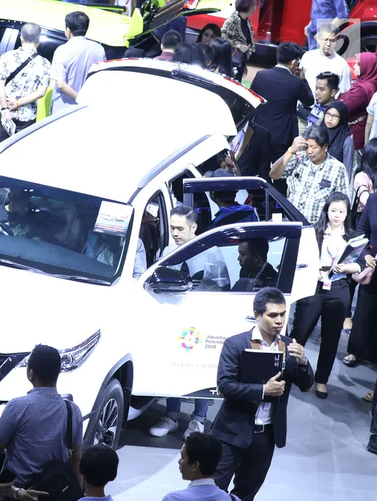 Pengunjung melihat mobil yang dipamerkan pada Indonesia International Motor Show 2018 di JIExpo, Jakarta, Minggu (29/4). Hingga Sabtu (28/4), IIMS 2018 telah mencatat transaksi penjualan sedikitnya 7.134 unit mobil. (Liputan6.com/Helmi Fithriansyah)