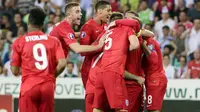 Pemain Inggris rayakan gol yang dicetak Jack Wilshere (Jure Makovec / AFP)