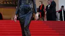 Penampilan Irina Shayk ketika menghadiri pemutaran perdana film 'The Beguiled' di karpet merah Festival Film Cannes 2017, Rabu (24/5). Sebagai penopang kakinya, Irina mengandalkan sandal heels bertali rantai nan edgy.  (AP Photo/Thibault Camus)