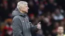 Pelath Arsenal, Arsene Wenger memberikan arahan kepada timnya saat melawan Crystal Palace pada lanjutan Premier League di Emirates stadium, London, (20/1/2018). Arsenal menang 4-1. (AP/Frank Augstein)