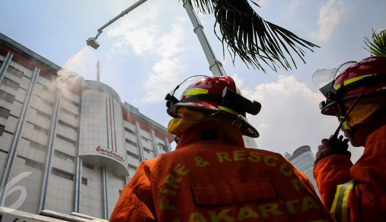 Petugas kebakaran berusaha memadamkan kobaran api yang melanda lantai 14 gedung pusat perbelanjaan Sarinah, Jakarta, Kamis (15/10/2015). Dua orang karyawan sebuah tempat karaoke mengalami luka-luka dalam peristiwa tersebut. (Liputan6.com/Faizal Fanani)