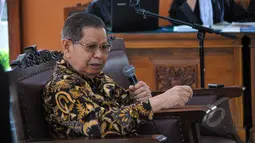 Sidang lanjutan praperadilan mantan Menteri ESDM, Jero Wacik kembali digelar di PN Jakarta Selatan, Jumat (24/4/2015). Tampak mantan Hakim Agung, Yahya Harahap memberi kesaksian pada sidang lanjutan Jero Wacik terhadap KPK. (Liputan6.com/Yoppy Renato)