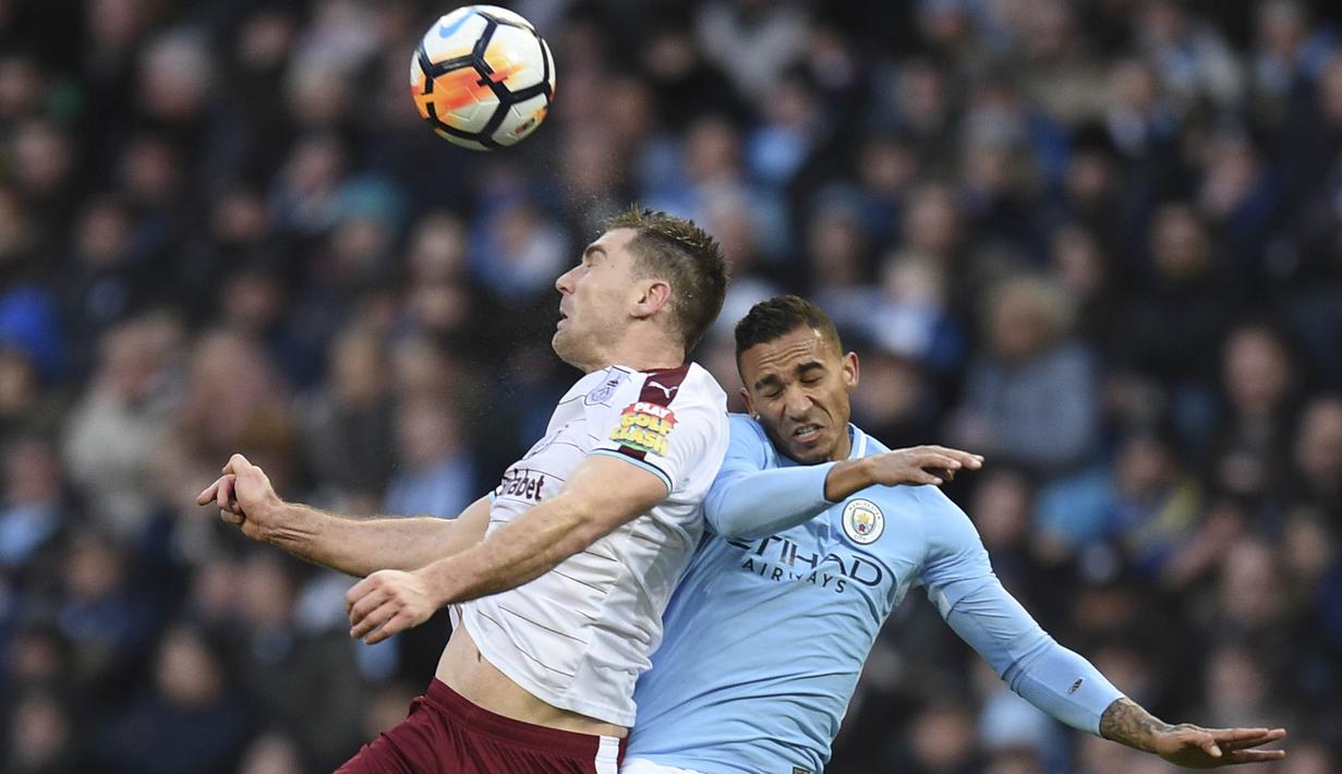 Bek Manchester City, Danilo, duel udara dengan striker Burnley, Sam Vokes, pada laga Piala FA di Stadion Etihad, Manchester, Sabtu (6/1/2018). City menang 4-1 atas Burnley. (AFP/Oli Scarff)