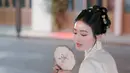 Mengenakan busana bernuansa putih dengan aksen bunga-bunga, penampilan Wilo dengan gaya rambut khas asal China ini terlihat semakin menawan. Tidak sedikit yang menyebut bahwa Wilo sudah cocok untuk bermain drama kolosan China. (Liputan6.com/IG/@natashawilona12)