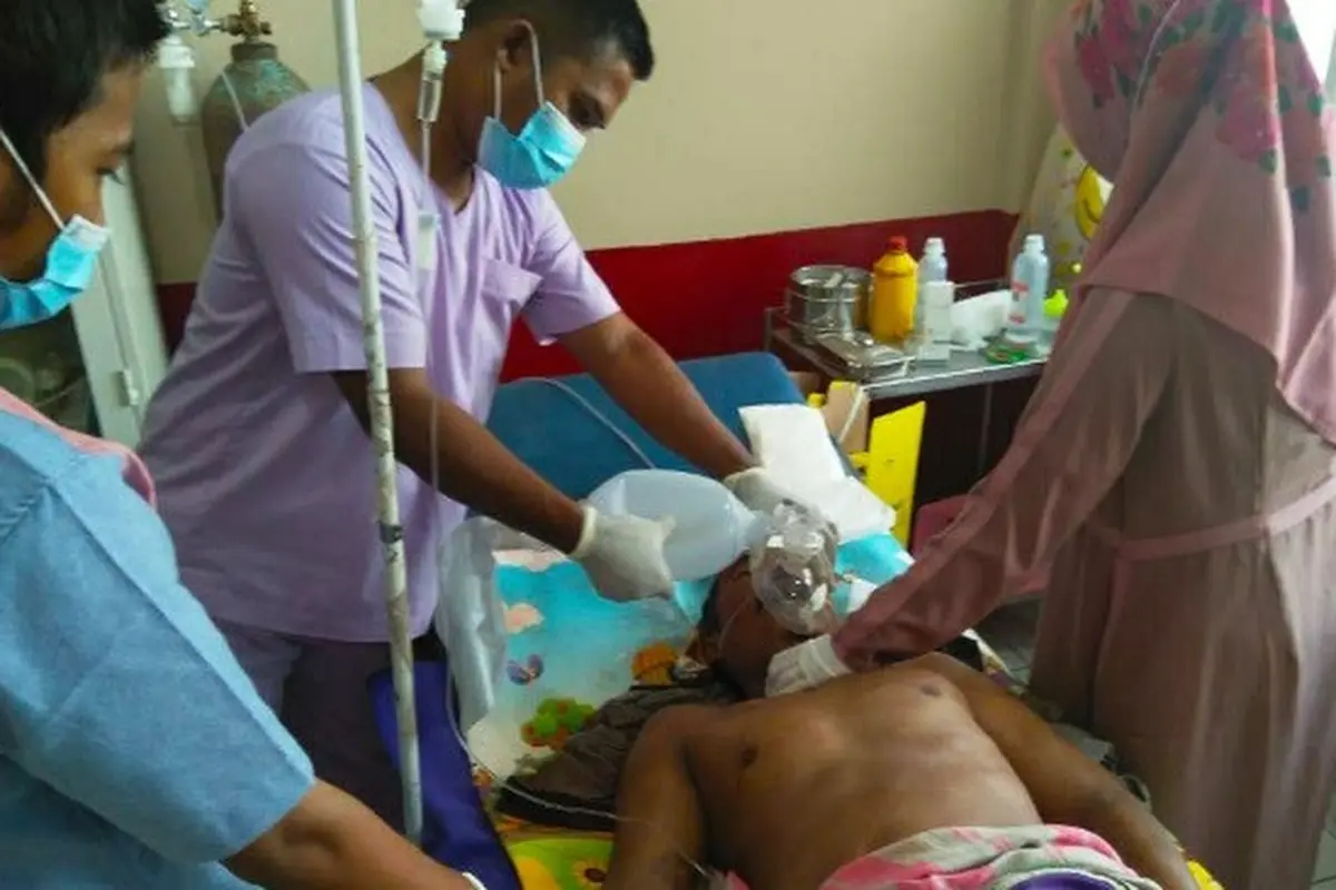Korban istri bunuh suami dirawat di Puskesmas Pusako, Siak, setelah ditikam dua pembunuh bayaran.