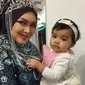 Sang putri, Siti Aafiyah Khalid, menemani Siti Nurhaliza konser di Jakarta, Indonesia. (dok. screenshot Instagram @ctdk/https://www.instagram.com/p/BuJzaaYByHH/Asnida Riani)