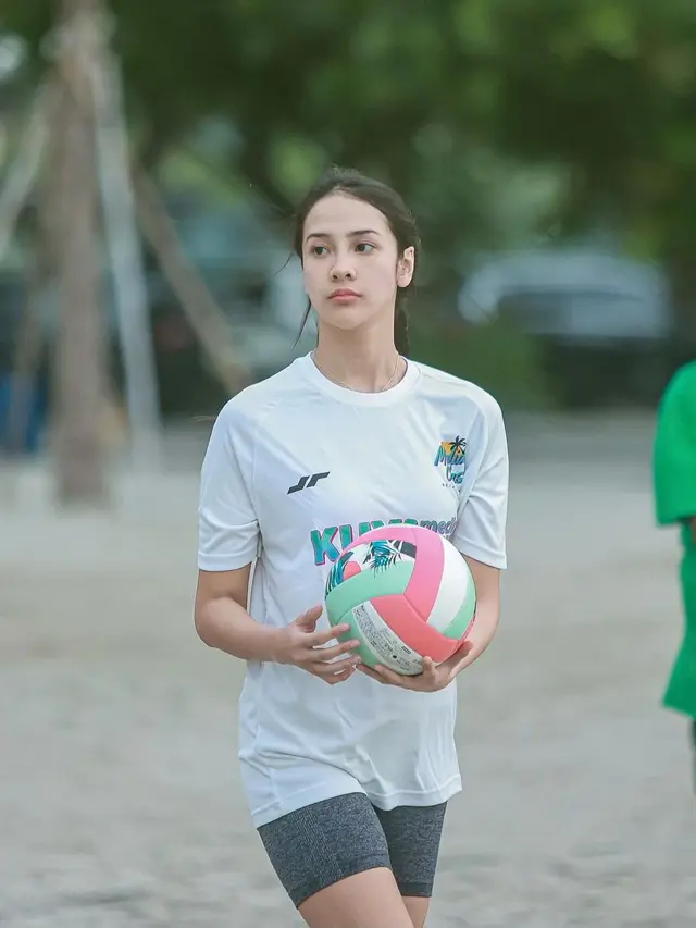 8 Potret Anya Geraldine saat Ikut Pertandingan Voli Pantai, Curi Perhatian