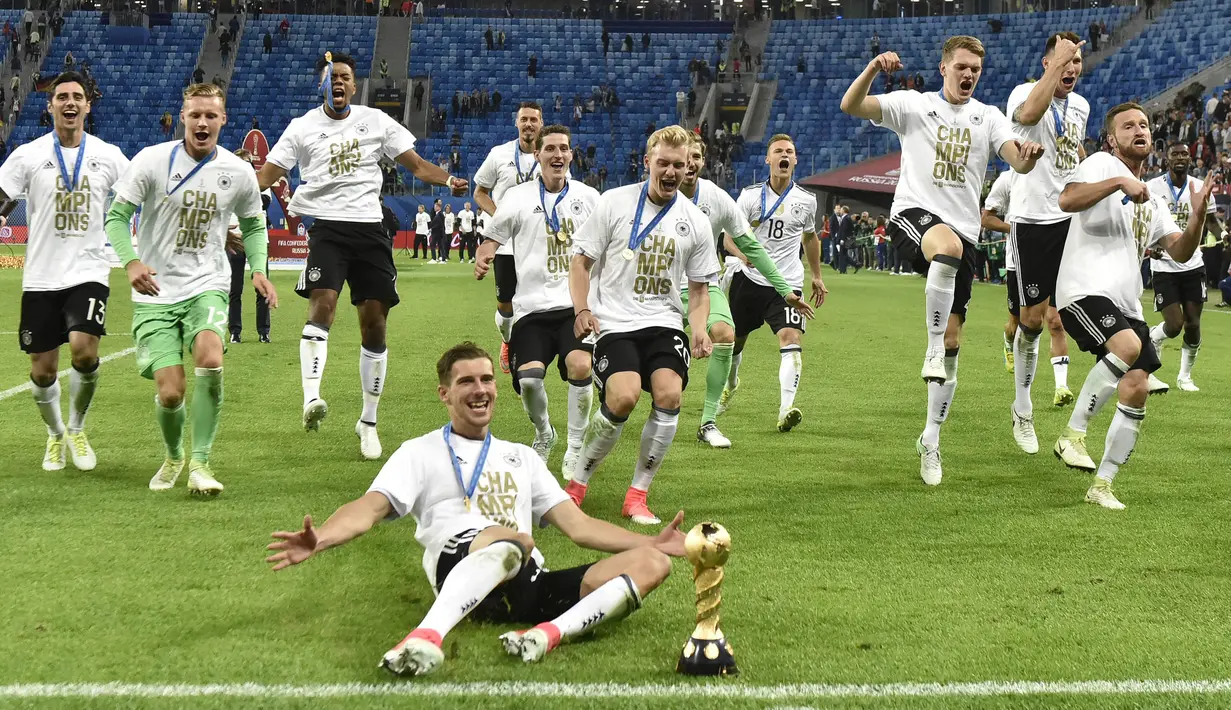 Para pemain Jerman melakukan selebrasi setelah berhasil merebut Piala Konfederasi 2017 dengan mengalahkan Cile di Stadion Saint Petersburg, Rusia, Minggu (3/7/2017). Jerman menang 1-0 atas Cile. (AP/Martin Meissner)