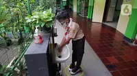 Siswa mencuci tangan saat uji coba kegiatan belajar tatap muka di SDN Kenari 07/08 Pagi, Jakarta, Rabu (9/6/2021). SDN Kenari 07/08 Pagi menjadi salah satu dari 226 sekolah di Jakarta yang ditetapkan sebagai tempat uji coba kegiatan belajar tatap muka tahap kedua. (Liputan6.com/Herman Zakharia)