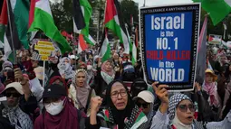 Ratusan orang memadati jalan di depan Kedutaan Besar Amerika Serikat di Jakarta untuk bersama-sama memperingati dua tahun perang di Gaza sekaligus menyuarakan kebebasan Palestina, Selasa 7 Oktober 2025. (AP Photo/Achmad Ibrahim)