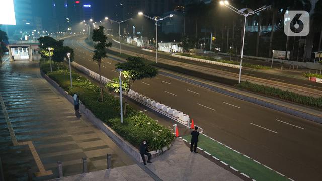 Suasana Malam Bebas Kerumunan di Jalan Utama Jakarta