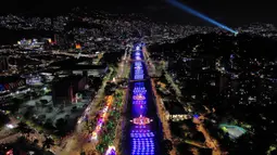 Kota Medellin di Kolombia mulai berhias dekorasi Natal. (JAIME SALDARRIAGA/AFP)