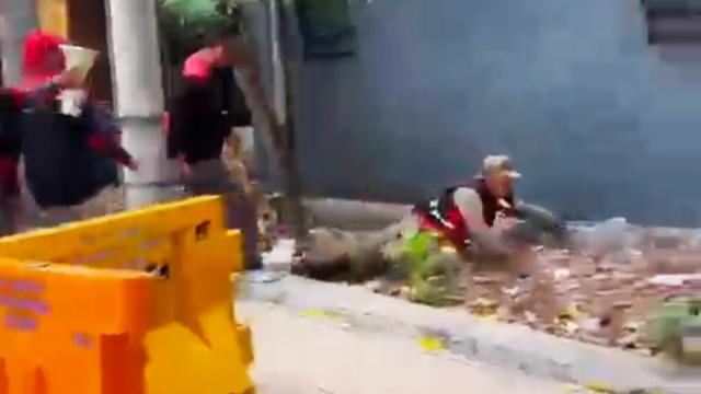 Anggota Satpol PP Surabaya menjadi korban anarkis buruh yang demo UMK. (Istimewa)