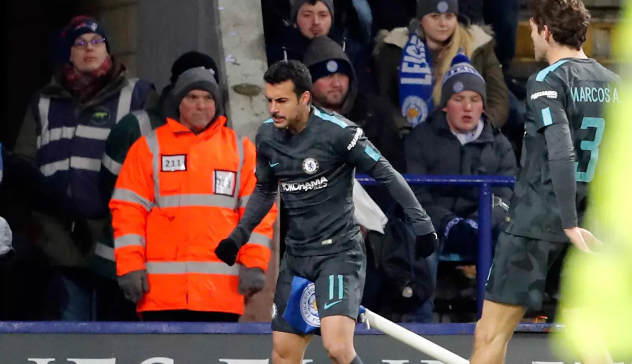 Gelandang Chelsea, Pedro melakukan selebrasi usai mencetak gol ke gawang Leicester City pada perempatfinal Piala FA di stadion King Power, Inggris (18/3). The Blues akan menghadapi Southampton pada laga semifinal. (AP Photo / Frank Augstein)