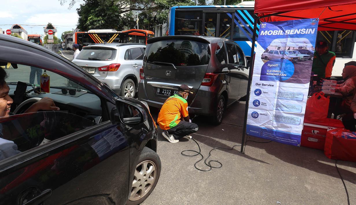 Setiap kendaraan harus lulus ambang batas karbon monoksida dan hidrokarbon, serta didokumentasikan dalam sistem informasi. Tampak dalam foto, petugas Suku Dinas Lingkungan Hidup melakukan pengukuran gas buang kendaraan saat operasi uji emisi di Pintu Keluar Terminal Blok M, Jakarta, Kamis (9/4/2026). (Kapanlagi.com/Budy Santoso)