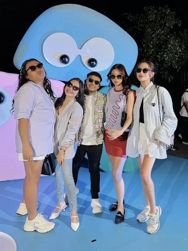 Prilly Latuconsina pakai kacamata