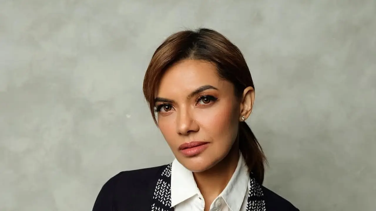 8 Ide Padu Padan Kain Nusantara dengan Gaya Fashion Modern ala Najwa Shihab