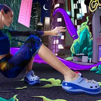Crocs luncurkan Mega Crush di Indonesia, sandal menggemaskan bersiluet kekinian. Yuk kita intip ulasan selengkapnya di sini. / Foto dok Crocs.