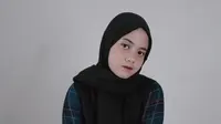 Hanin Dhiya kini sering tampil dengan hijab. (Sumber: Instagram/@hanindhiyaatys)