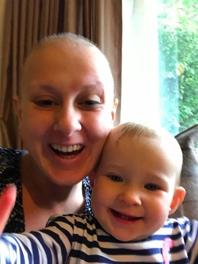 [Bintang] Terkena Kanker, Wajah Wanita Ini Tak Dikenali Lagi, tapi Ia Bersyukur karena Anak-anaknya Tidak Akan Mengingatnya