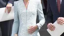 Di tahun yang sama, Kate Middleton mulai beradaptasi dengan aturan berpakaian kerajaan. Meski panjang rok masih di atas lutut, namun, ia terbiasa mengenakan topi fascinator serta menggenggam tas model clutch (Foto: Shutterstock)