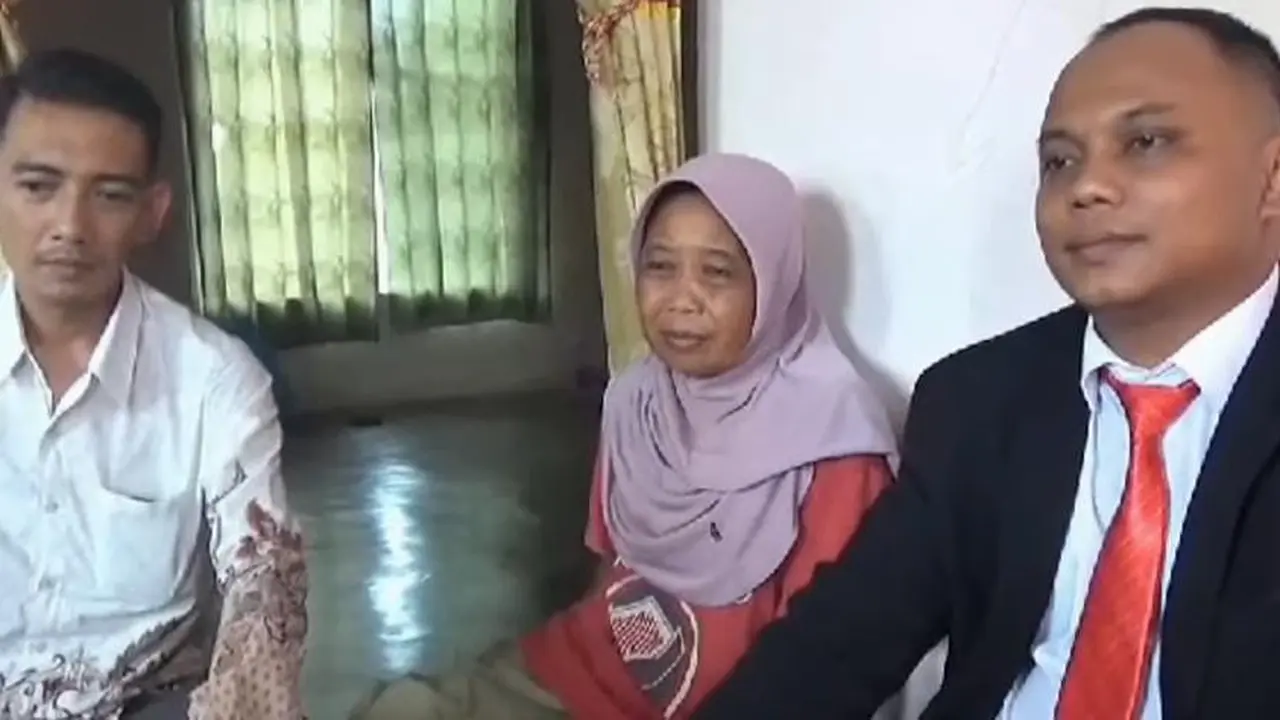 Dikki Kurnia Azis (dasi merah),  Kuasa Hukum siswa yang menjadi korban penganiayaan oknum Kepala SMP di Raman Utara, Lampung Timur. Foto : (Istimewa).