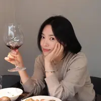 Song Hye Kyo tampil sederhana saat merayakan ulang tahunnya dengan makan malam bersama Suzy. (Foto: Instagram/ kyo1122)