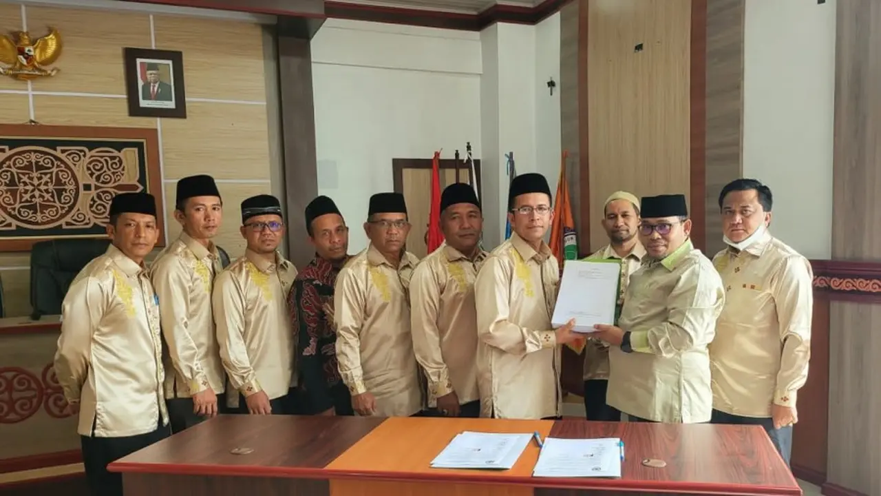 Hasil terjemah Al-Qur'an bahasa Gayo diserahkan. (Foto: Kemenag/Liputan6.com)
