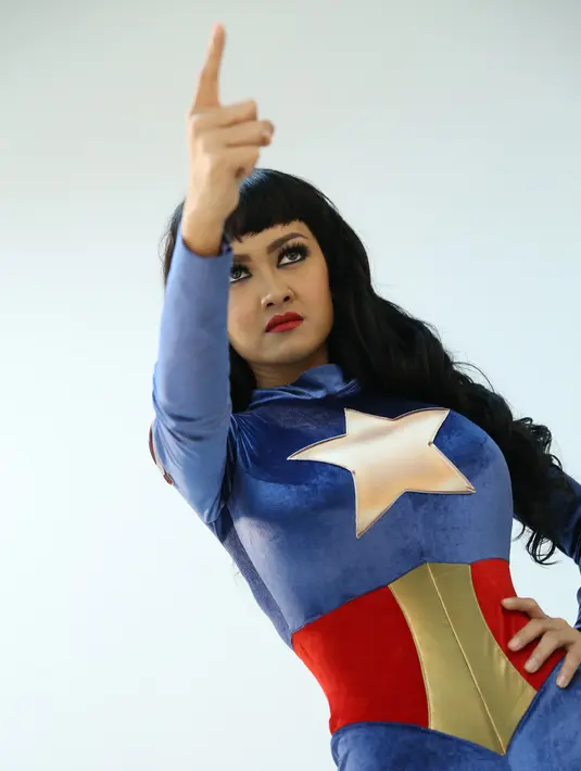 Karena sudah pernah melakukan adegan silat, Julia Perez tidak kesulitan dalam memerankan superwoman.(Galih W Satria/Bintang.com)