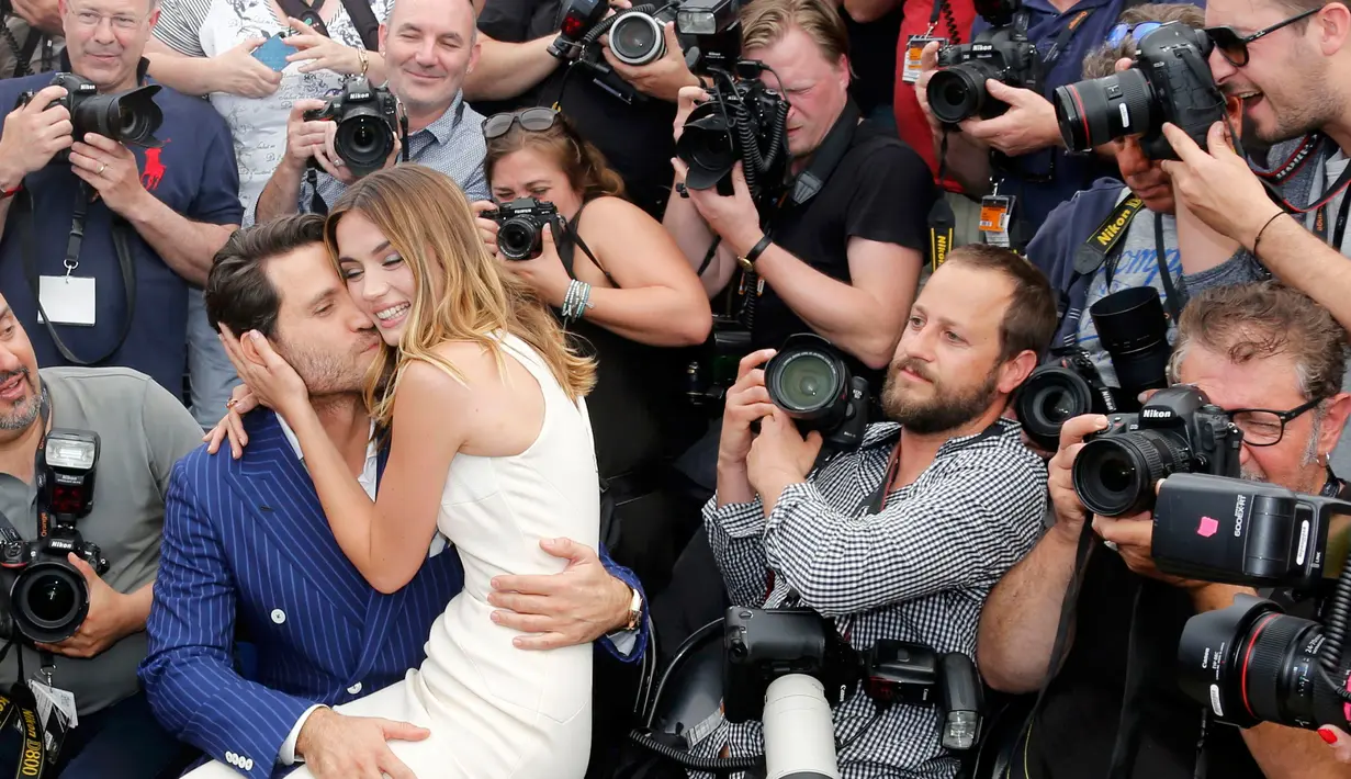 Aktris Ana De Armas berpose bersama Edgar Ramirez dan para fotografer selama sesi pemotretan untuk film "Hands of stone" di Festival Film Cannes ke-69 di Cannes, Prancis, 16 Mei 2016. (REUTERS / Regis Duvignau )