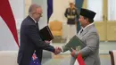 Presiden Republik Indonesia, Prabowo Subianto (kanan) dan Perdana Menteri Australia. Anthony Albanese, bertukar dokumen yang baru saja mereka tandatangani selama pertemuan di Istana Merdeka, Jakarta, Jumat 6 Februari 2026. (AP Photo/Achmad Ibrahim)