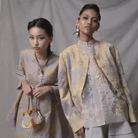 SAPTO DJOJOKARTIKO kembali hadir dengan koleksi Fall Winter 2021. Presentasi koleksi dikemas apik dalam film pendek garapan Davy Linggar.