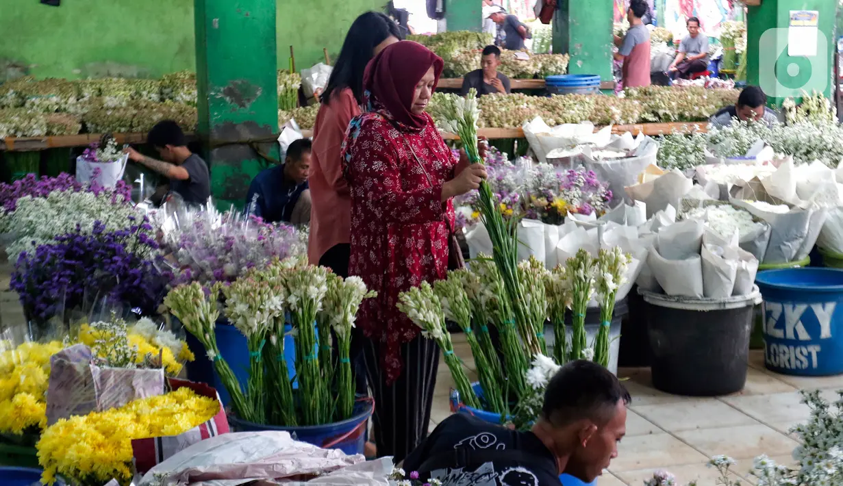 Selain bunga sedap malam, ada beberapa pilihan bunga untuk dekorasi rumah saat Idul Fitri yang dijual di Pasar Bunga Rawa Belong. (Liputan6.com/Angga Yuniar)
