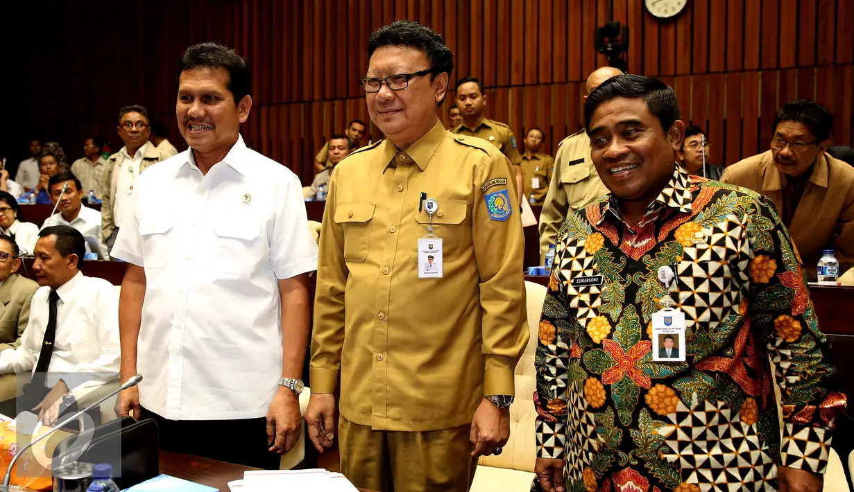 Mendagri Tjahjo Kumolo (tengah), bersama Menpan RB Asman Abnur dan Dirjen Otda Kemendagri, Soni Sumarsono sebelum mengikuti rapat kerja dengan Komisi II DPR di Kompleks Parlemen, Senayan, Jakarta, Selasa (6/12). (Liputan6.com/Johan Tallo)