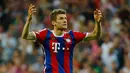 Penyerang Bayern Muenchen, Thomas Muller merayakan selebrasi usai mencetak gol ke gawang Barcelona saat leg kedua semifinal Liga Champions di Allianz Arena, Jerman, Rabu (13/5/2015). Bayern Muenchen menang 3-2 atas Barcelona. (Reuters/Albert Gea)