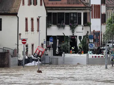 Kondisi kawasan bersejarah di Heidelberg, Barat Daya Jerman saat tergenang luapan air sungai Neckar pada tanggal 3 Juni 2024. (Daniel ROLAND/AFP)