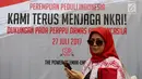 Massa dari Perempuan Peduli Indonesia melintas di depan spanduk mendukung pengesahan Perppu Ormas di depan Gedung DPR RI, Jakarta, Kamis (27/7). Kumpulan para ibu mendesak pemerintah untuk merealisasikan Perppu No 2 Tahun 2017. (Liputan6.com/Johan Tallo)