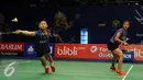 Ganda campuran Indonesia, Riky Widianto dan Richi Puspita Dili mengembalikan bola ke arah Lee Chun Hei/Chau Hoi Wah (Hongkong) di BCA Indonesia Open, Jakarta, Selasa (31/5). Riky/Richi unggul 21-13, 14-21, 21-18. (Liputan6.com/Helmi Fithriansyah)