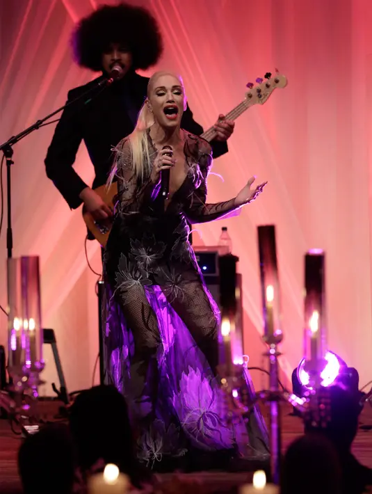 Aksi panggung penyanyi Gwen Stefani pada saat mengisi acara makan malam menyambut kedatangan perdana menteri Italia Matteo Renzi di Gedung Putih, Washington, AS (18/10). (AFP/Yuri Gripas)