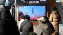 Korea Utara menembakkan rudal balistik antarbenua (ICBM) pada Senin (18/12/2023). Demikian disampaikan Korea Selatan dan Jepang, menandai peluncuran kedua dalam beberapa jam setelah Korea Utara mengutuk unjuk kekuatan yang dipimpin AS sebagai gerakan perang. (AP Photo/Ahn Young-joon)