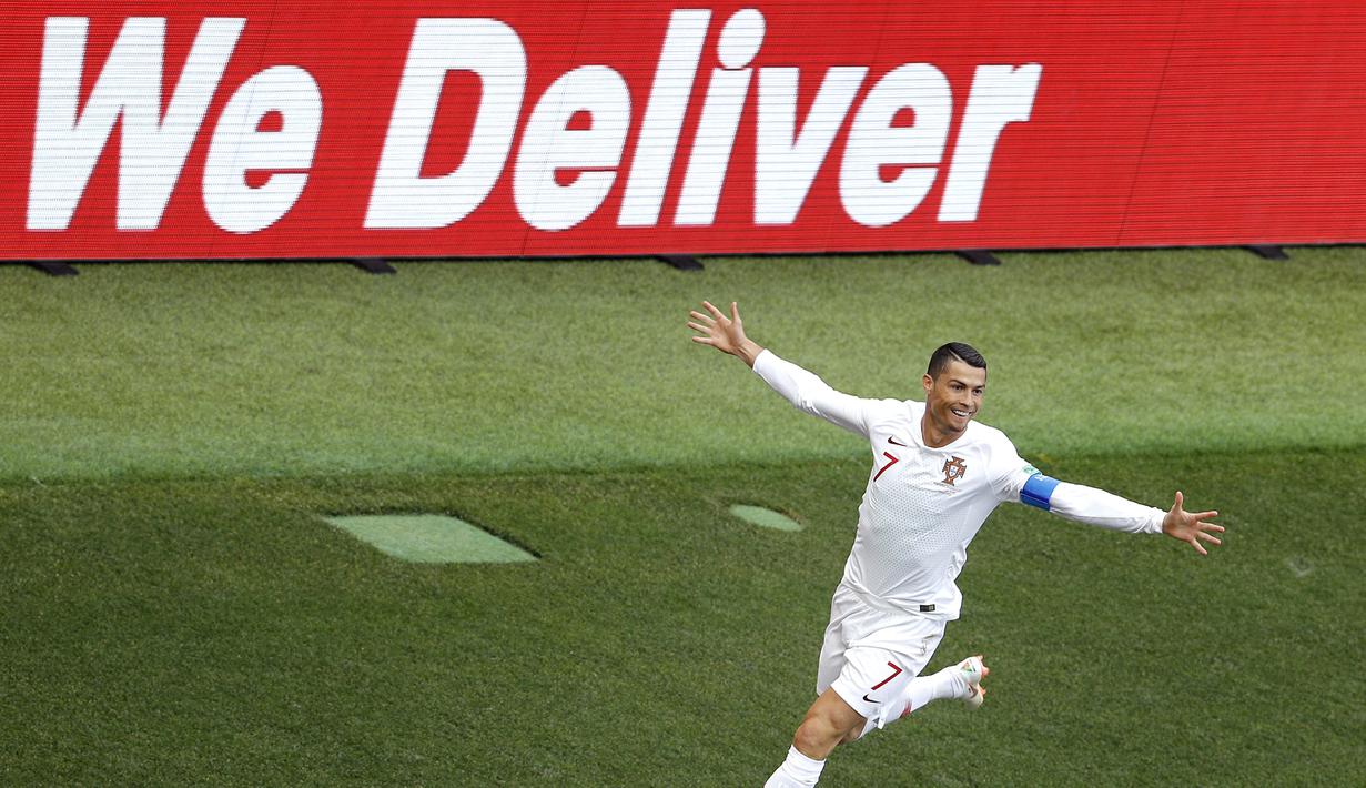 Bintang Portugal, Cristiano Ronaldo, merayakan gol yang dicetaknya ke gawang Maroko pada laga grup B Piala Dunia di Stadion Luzhniki, Moskow, Kamis (20/6/2018). Portugal menang 1-0 atas Maroko. (AP/Francisco Seco)