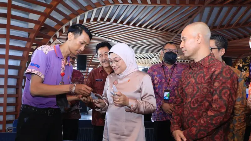 Menteri Ketenagakerjaan, Ida Fauziyah, kembali meninjau penerima Bantuan Subsidi Upah 2022 bagi pekerja di sektor UKM berlokasi di Krisna, Bali, Selasa, (13/9/2022).
