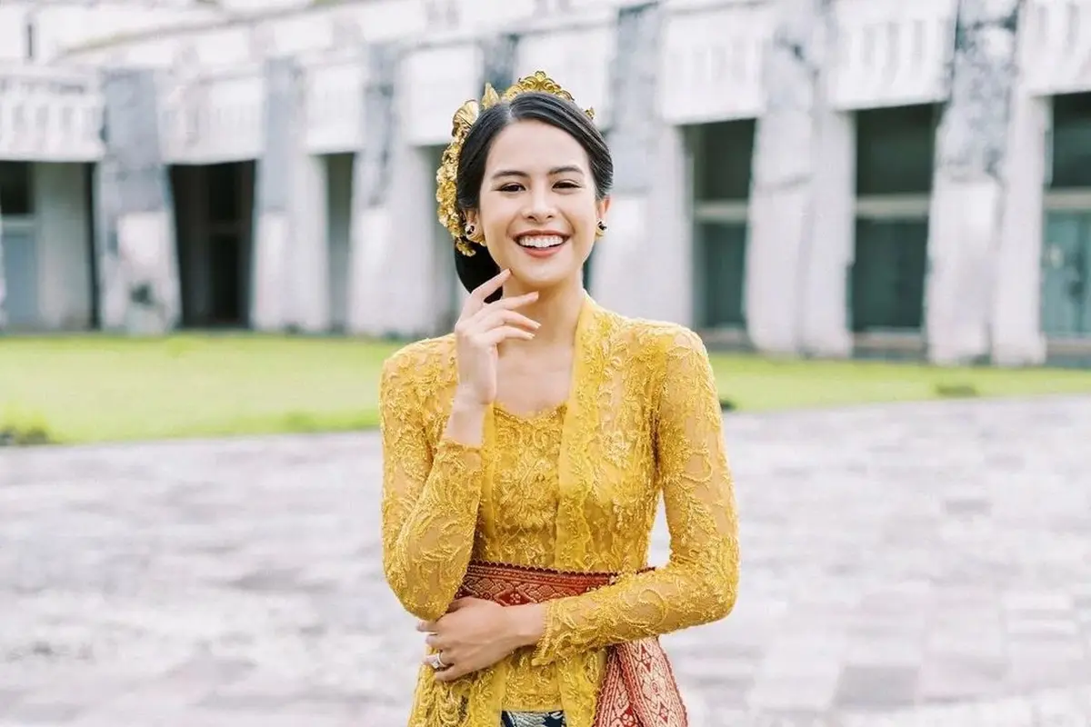 Begini penampilan Maudy Ayunda saat acara G20 di Bali. Dengan kebaya berwarna kuning, dipadu senteng maron, dan kain songket biru. (Foto: Instagram/@didietmaulana)