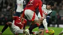 Pemain Tottenham Hotspur, Son Heung-min (kanan) berusaha melepaskan diri dari penjagaan pemain Manchester United pada laga perempat final Carabao Cup 2024/2025 di Tottenham Hotspur Stadium, London, Jumat (20/12/2024). (AFP/Ben Stansall)