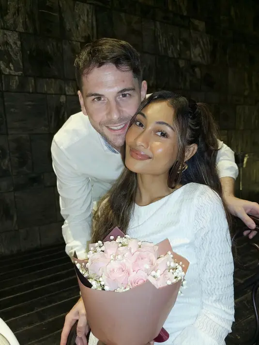 Meski bukan hari spesial, tetapi setiap momen selalu dirayakan. Karena itu, Novia mengucapkan terima kasih kepada sang kekasih. Novia tampak bahagia menikmati momen bersama. Antoine juga begitu romantis dengan memberi buket bunga pink cantik untuk Novia. (Liputan6.com/IG/@noviabachmid)