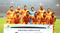 Para Pemain  Borneo FC melakukan foto bersama sebelum melawan PS TNI pada lanjutan Liga 1 2017 di Stadion Pakansari, Bogor, Senin (17/4/2017). PS TNI bermain imbang 2-2 dengan Borneo FC. (Bola.com/Nicklas Hanoatubun)