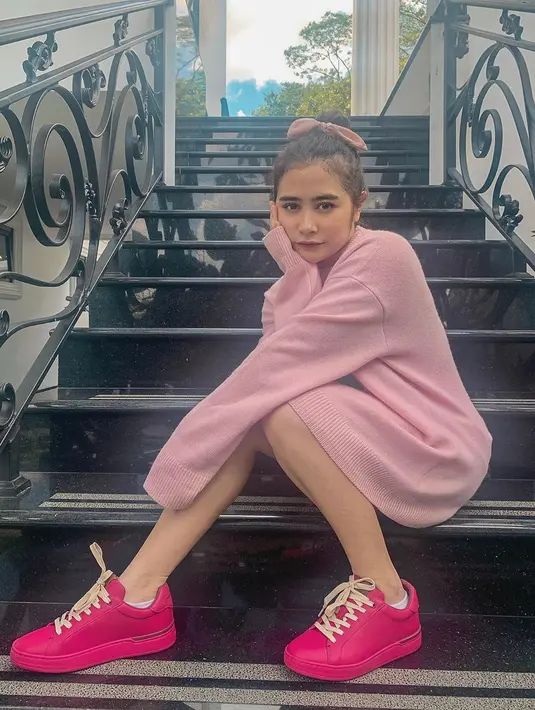 Sejak dua bulan belakangan ini bisnis yang dimiliki Prilly memang harus tutup sementara waktu. Nah ke depannya, ia tidak ingin membuka offline dengan terburu-buru. Diakui Prilly, ia tak ingin mengambil risiko. (Instagram/prillylatuconsina96)